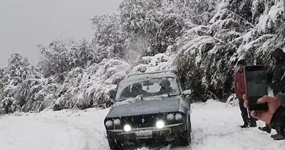 En medio de la histórica nevada en El Bolsón, un Renault 12 se volvió viral por desafiar el temporal thumbnail