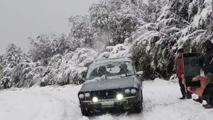 En medio de la histórica nevada, en El Bolsón un Renault 12 se volvió viral por desafiar el temporal