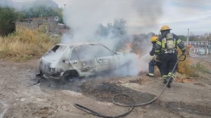 Denunció que le robaron el auto y a las horas lo encontraron totalmente incendiado en Regina