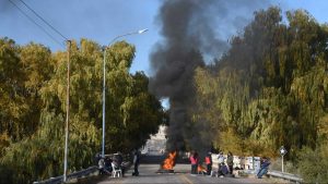 Corte de la Ruta 6 en Roca: bloquearon el tránsito de camiones en el puente de Paso Córdoba