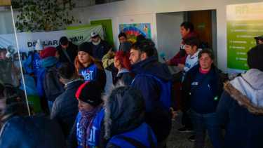 Video | Toma en las oficinas del gobierno de Río Negro en Roca: aseguran que pasarán la noche