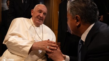 El gobernador Rolando Figueroa junto al papa Francisco. Foto: gentileza.