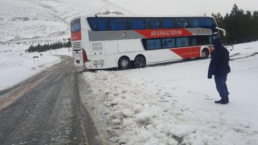 La nieve obligó a cerrar una ruta en el norte Neuquén y debieron asistir a un colectivo con pasajeros 
