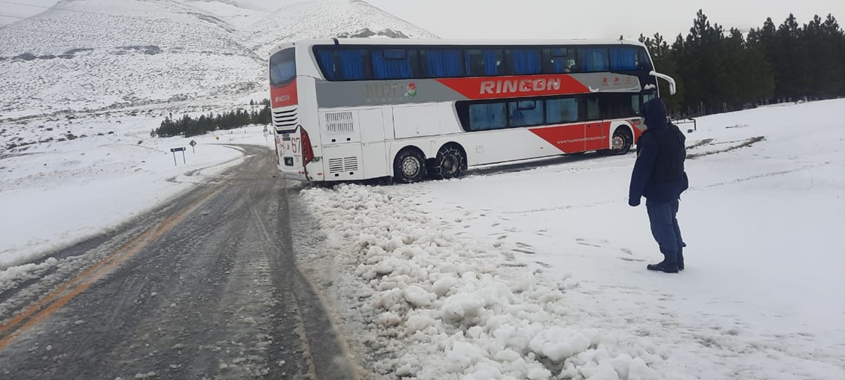 La nieve obligó a cerrar una ruta en el norte Neuquén y debieron asistir a un colectivo con pasajeros thumbnail