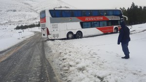 La nieve obligó a cerrar una ruta en el norte de Neuquén y debieron asistir a un colectivo con pasajeros