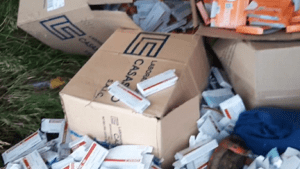 Video | Tiraron cientos de medicamentos en el centro de Cipolletti: aparecieron quemados