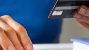 Estafas: le robaron ocho mil dólares por un supuesto sorteo de celular en Cutral Co