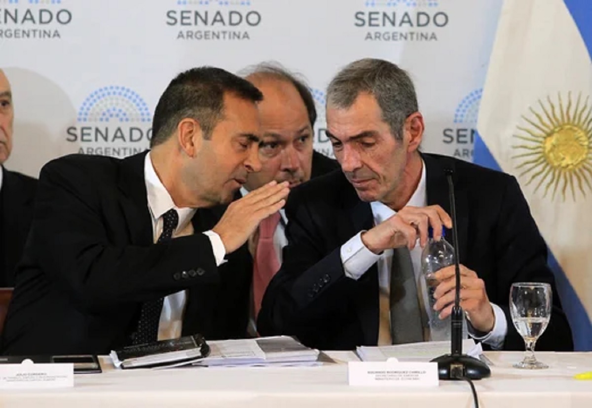 Los secretarios de Energía, Eduardo Rodriguez Chirillo y de Trabajo, Julio Cordero, expusieron sobre la Ley Bases. 