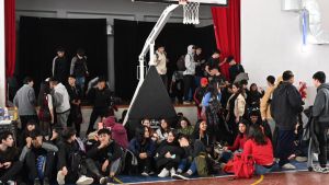 En Bariloche, estudiantes secundarios reclamaron mejoras para su escuela