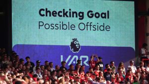 En Inglaterra analizan dejar de usar el VAR en la Premier League