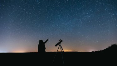 Binoculares o telescopios, para qué sirve cada uno. Foto de Thirdman: https://www.pexels.com/es-es/foto/hombre-persona-silueta-telescopio-8495471/