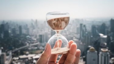 El tiempo no puede ser visto ni tocado, pero su presencia es constante. 