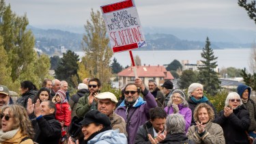 Una multitud acompañó en Bariloche. Foto Marcelo Martinez 