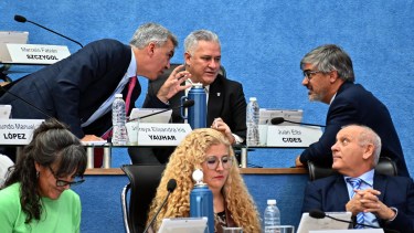 El presidente de JSRN, Facundo López habla con el legislador Carlos Valeri, que fue el miembro informante del proyecto. Foto: Marcelo Ochoa.