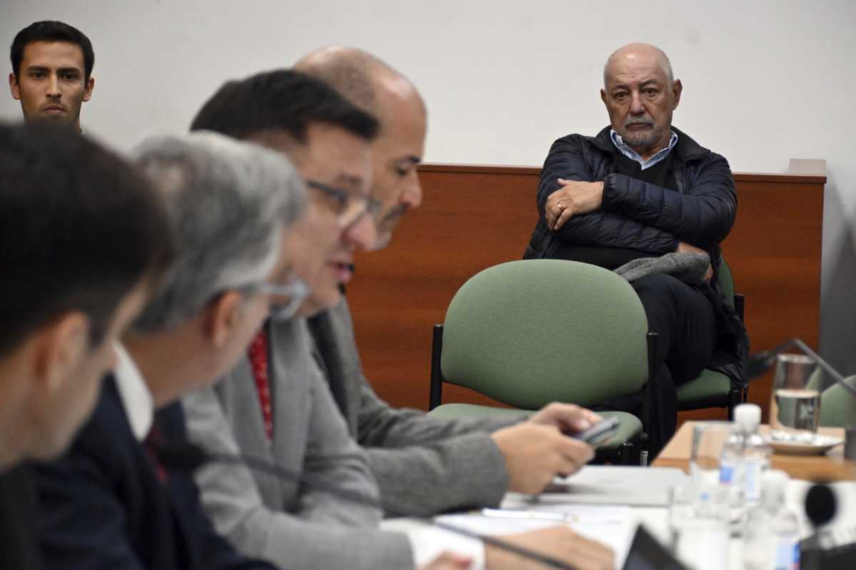 Gustavo Chironi -al fondo- abogado de Guerra Labayén  estuvo presente en la sesión del Consejo. (Foto Marcelo Ochoa). 