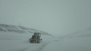 La nieve no da descanso a los operarios viales en los pasos fronterizos de Neuquén hacia Chile