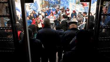 La reunión  se realizó en la secretaría de Trabajo, con manifestantes de las organizaciones sociales y con custodia policial. Foto: Marcelo Ochoa