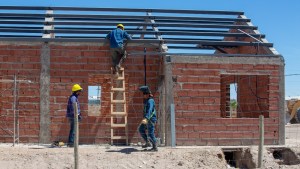 Río Negro pone en marcha un plan de viviendas con características particulares: qué van a hacer ante la falta de casas