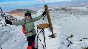 A los 70 Sonia hizo cumbre en el volcán Tromen del norte neuquino, la segunda más alta de la Patagonia: «Un día me animé»