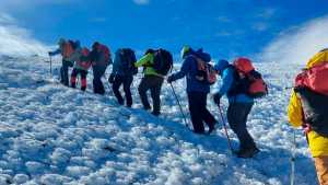 A los 70 Sonia hizo cumbre en el volcán Tromen del norte neuquino, la segunda más alta de la Patagonia: «Un día me animé»