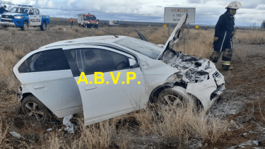 Fuerte vuelco seguido de incendio en la Autovía Norte de Plottier: hay una persona herida