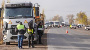 El operativo fiscaliza el cumplimiento de normas de tránsito, seguridad vial, transporte y laborales. Foto: Neuquéninforma