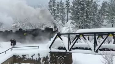 El tren parte de la Estación Esquel y desde El Maitén. Mirá las próximas salidas y hacé tu reserva para vacaciones de invierno. Video: @elsitio.trevelin.

