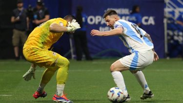 Messi no pudo convertir pero dio dos pases claves. (Foto: Fotobaires)