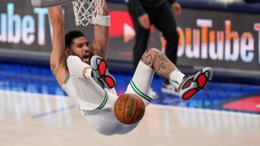 Tatum, a fondo en la casa de los Mavericks. Boston está a un paso del título. (AP)