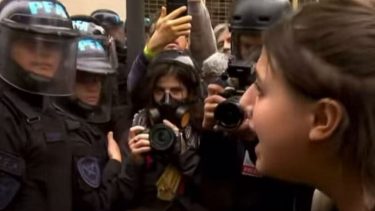 Ley Bases: el ataque al móvil de Cadena 3, el policía que lloró y la jubilada gaseada que se hicieron virales