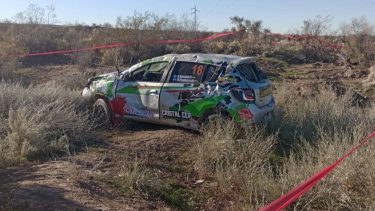 El pequeño que fue embestido por el auto que disputaba la fecha del Rally Regional está internado en el hospital de Roca. 