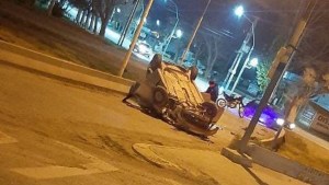Insólito: escapó de un control policial y volcó en el ingreso a la Ruta 151, en Cipolletti