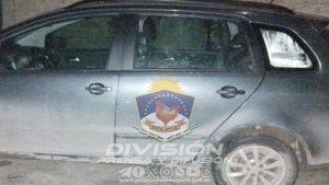 Recuperaron el auto del padre Lorente en Centenario: circulaban sin patente y con las luces apagadas