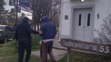El hombre quedó detenido en la subcomisaría 53 de Guardia Mitre, hasta que se ordene su traslado a Choele Choel. Gentileza: Ultimo Momento Noticias 