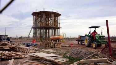 Bases del futuro aprovisionamiento de agua potable en el Distrito 6. Al fondo, los pilares de luz y la avenida Casimiro Gómez (foto Cecilia Maletti)