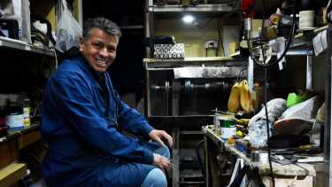 Un zapatero que estira el calzado hasta el punto límite. (FOTO: Cecilia Maletti)