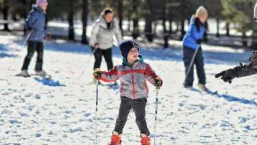 Norte neuquino, la gran escapada del finde largo que incluye clases de esquí y snowboard gratis