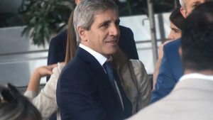 Cuáles son los sectores que se pueden beneficiar con la baja del impuesto PAIS: los anuncios de Caputo