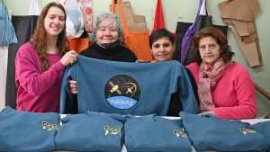 Desde Cipolletti, mujeres textiles diseñaron los buzos de Arsat