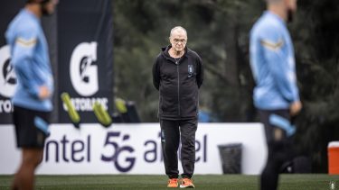 Marcelo Bielsa ya tiene a sus 26 jugadores para la Copa América: incluyó a Luis Suárez pero dejó afuera a una joven promesa