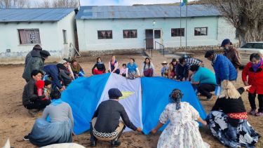 Blancura Centro y su escuela. En lengua mapuche el nombre del sitio es  "Plang Curra Meu (lugar de la piedra blanca)". 