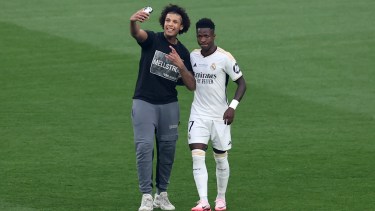 Uno de los invasores logró sacarse una selfie con Vinicius. 