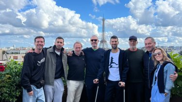 En muletas, Novak Djokovic junto a su equipo, luego de la operación en su rodilla. 
