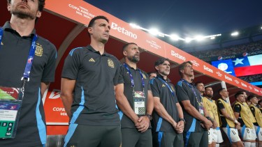 El entrenador de la Albiceleste fue multado y no estará presente en el campo de juego ante Perú.