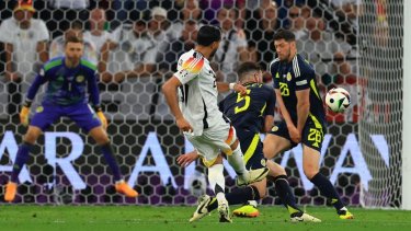 Emre Can anotó el quinto tanto en la goleada de los alemanes sobre Escocia en la Eurocopa. 