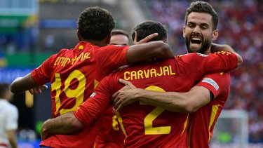 España dominó a Croacia y le ganó con claridad por 3-0 en el debut de la Eurocopa.