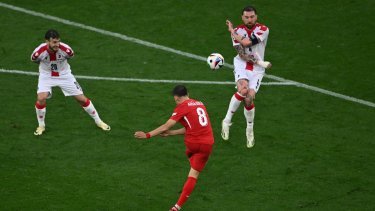 Arda Güller, marcó uno de los mejores goles de la competición europea.