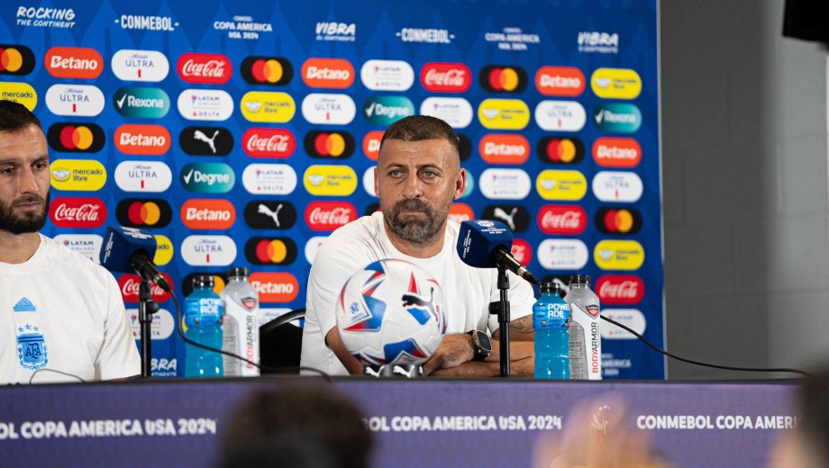 Walter Samuel dejará el cuerpo técnico de Scaloni para iniciar su carrera como entrenador principal.