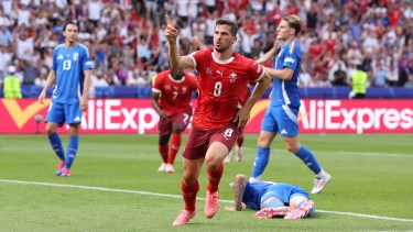 Remo Freuler marcó el primer gol de Suiza, que le ganó a Italia 2-0 y avanzó a cuartos de final.