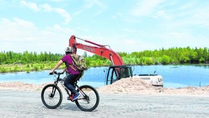 Dos arquitectas de Neuquén se recibieron en Córdoba con una tesis sobre el daño a los humedales